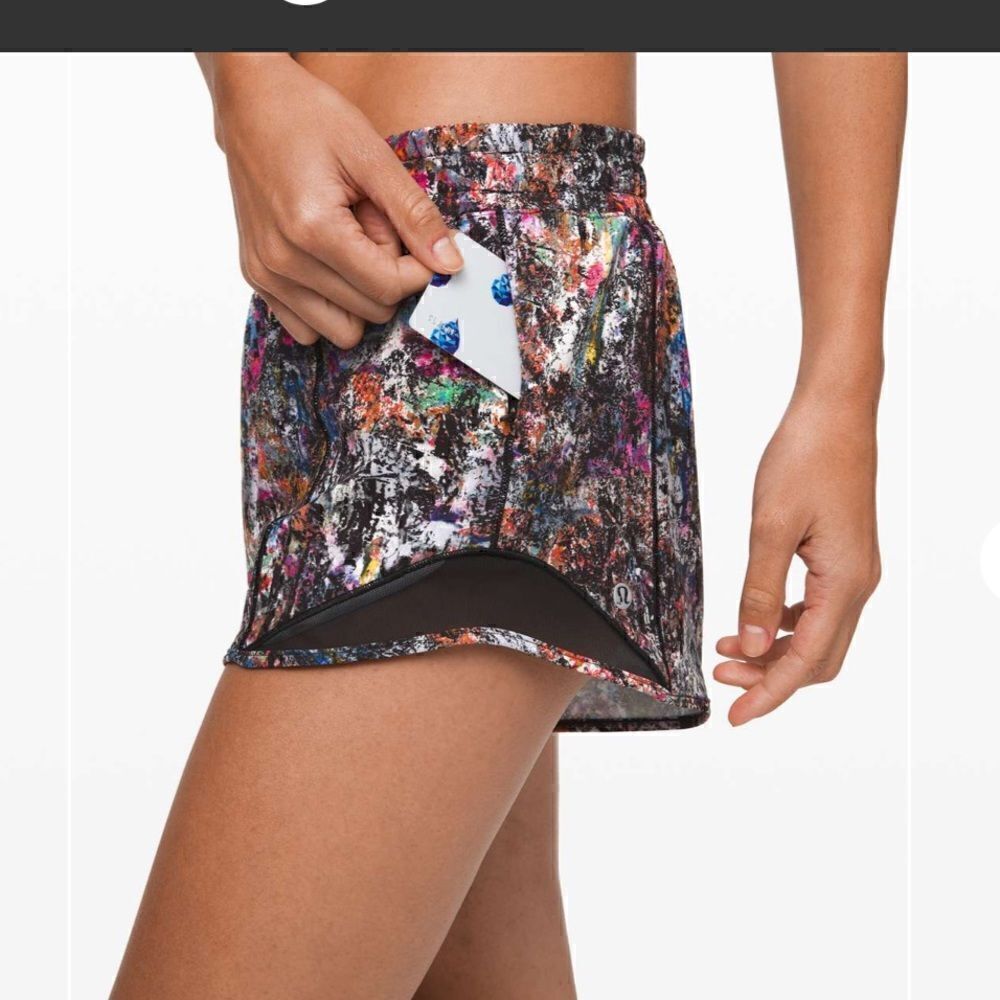EUC Lululemon hotty hot 4” short vitalize multi black 4 lined